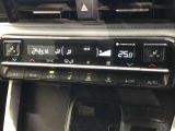運転席、助手席別々に温度設定ができるデュアルオ-トエアコン装備です。 男性には暑いと感じ、女性には寒いと感じる車内の温度を変えることをできるので、ストレスなくドライブをお楽しみいただけます。