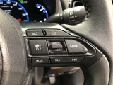 【ステアリングスイッチ】右です。ステアリングから手を離さず、運転に集中したまま手元でマルチインフォメーションディスプレイ内の表示切替などができます。