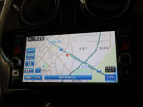 ナビゲーションを装備しております。知らない処に行くのには、道順は勿論のこと、所要時間や渋滞情報はあると便利ですね。