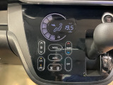 オートエアコンで、毎日のドライブを快適に。温度、風量を自動で調整し、理想的な車内環境を提供します。