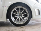 右前 社外18インチアルミホイール タイヤサイズは、225/45R18です。「*ホイールロックナットは展示用です」