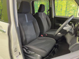 運転席まわりには十分なスペースがあり、大柄な方でもゆったり運転していただける環境です。