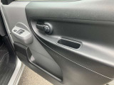 全席パワーウィンドウとなっています。運転席はオートになっているのでワンタッチ開閉することが出来ます。