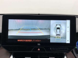 車の全周囲の画像が表示されます。運転席から見づらい個所なども、上空から見たような映像で確認できます。映像のきりかえも出来、後方確認だけでなく大変便利な機能です。