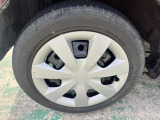 タイヤ残り溝が1.6mmになる目安として「スリップサイン」が設けられています。この車はまだまだ残ってますので、安心してお乗り頂けます!