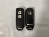 スマートキーを装備しています。鍵を差し込むことなくドアロックの開け閉めと、スタートボタン操作でのエンジンスタートができます。スペアキーも同じものを用意しております。