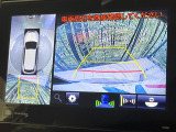 【パノラミックビューモニター】専用のカメラにより、上から見下ろしたような視点で360度クルマの周囲を確認することができます☆死角部分も確認しやすく、狭い場所での切り返しや駐車もスムーズに行えます。