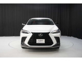 エクステリアは、一目でLEXUSとわかるスピンドルグリルを起点に、人が乗るキャビンの前後を大胆に絞り込んだ菱形のボディと力強く張り出したホイールフレアを融合させ、タイヤの存在を強調しています。