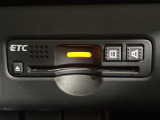 【ETC】有料道路を利用する際に料金所で停止することなく通過できる、ETC車載器(ノンストップ自動料金収受システム機器)が装備されています。セットアップを行うことで利用可能になります。