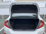 ホンダの新車も全て取り扱っております。ホンダの整備士がいるサービス工場も併設しているので、点検、整備、車検、全てお任せ下さい。店内は落ち着いたショールームにキッズスペースもございます。