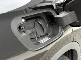 ChadeMo対応の急速充電器と、家庭用普通充電器の位置は運転席側後方同じ位置に備わります。普段の給油口の位置と同じ位置です。
