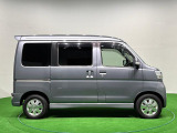 大きなドアと低い床で乗り降り楽々。人にも荷物にも余裕の室内空間!サイドストンガードはリミテッド専用装備。