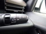 ハイビームアシスト機能が装備されており対向車が接近すると自動的にロービームに切り替えてくれる便利な機能になっております♪