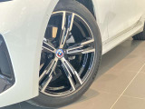 BMW純正アロイホイールはモデルやパッケージに合わせてデザインされています。洗練されたデザインで、足元の個性を引き立てます。