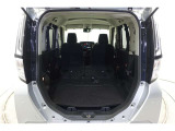 セカンドシートを倒した状態です。セカンドシートは独立可倒、荷物に合わせてラゲッジスペースをアレンジできます。