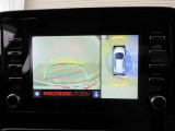 パノラミックビューモニターを装備。車を真上から見るように周囲を確認できます。機能の詳細は販売店スタッフまでお尋ねください。
