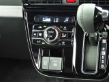 オートエアコンを装備しておりますので、四季を通じて車内を快適な温度に保つことが出来ます!高級感が有りますね!