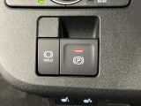 【電動パーキングブレーキ+オートブレーキホールド機能】 指先だけで簡単に操作が可能なパーキングブレーキ、スイッチを押すとブレーキペダルから足を離してもブレーキを保持できるオートブレーキホールド搭載。