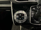 左右独立温度コントロールフルオートエアコンです。運転席、助手席それぞれで独立して温度設定ができます。
