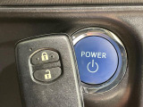 【スマートキー】カバンやポケットに入れたままでもドアの施錠・解錠が可能なスマートキーを装備。エンジンのオン・オフ時もカギを取り出す必要が無いからとっても便利です♪