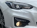 【LEDヘッドライト】悪天候や夜間走行時も良好な視界を確保し安心して運転できる高輝度LEDヘッドライトを装備!点灯速度が早く、消費電力も抑えられています。