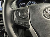 ステアリングスイッチ付きで、運転中に視線を前に向けたまま操作できます。
