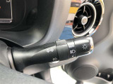 周囲の明るさに応じて自動でヘッドライトの点灯・消灯ができる機能です。トンネル通過時にライトの付け忘れ・消し忘れが無くなり雨の日や夕方の走行も安心・安全ですね♪