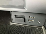 USB端子2基搭載。スマートホンの充電にも対応。