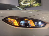 BMWの伝統の丸目4灯ヘッドライトでございます。LEDライトで視認性もよく明るく安全性の向上につながります。