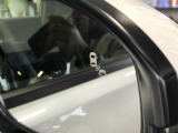 【ブラインドスポットインフォメーション】走行中に、斜め後ろの車を検知すると、ドアミラーのマーク点灯にてお知らせします。
