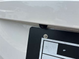【バックカメラ】後退時に車両後方の映像をモニターに映す機能。目視できない死角を確認でき、衝突事故を防ぎます。駐車が苦手な方だけでなく全てのドライバーに必須の安全装備です。