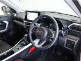 落ち着いた色合いで統一された室内。居心地の良い運転席がロングドライブをサポート。