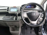 運転席ハンドルまわりです。シンプルなデザインです。