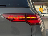 後続車からの視認性に優れるLEDダークテールランプ。ウィンカーは流れる様に点滅する「ダイナミックターンインジケーター」です。