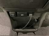 アクセサリーソケットはUSBのアダプターなどをつければ、スマホの充電にも使えます。周辺には物が置けるボックスがついています。