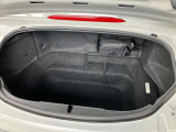 決して広くはないトランクルームですが、深さがあり2名分の荷物なら搭載可能です。