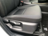 運転席シ-ト座面は上下アジャスタ-付です。お好みの位置に調整可能です。