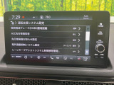 【ホンダセンシング】走行中に前方の車両等を認識し、衝突しそうな時は警報とブレーキで衝突回避と被害軽減をアシスト。より安全にドライブをお楽しみいただけます。