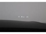 ヘッドアップディスプレイ(HUD)です。運転に必要な情報をフロントガラスの視野内に投影することで視線を外さず確認できます。視線移動や焦点調節が少なくて済むので安全性の向上に貢献します。
