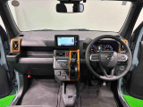 オレンジの差し色&カモフラージュ柄のシートが気分を高める運転席に加えてUV&IRカット機能付きフロントガラスの面積や位置取りが良く、高いアイポイントで前方・右前・左前方向の見通しがいいですよ!