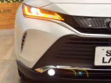 【LEDヘッドライト】悪天候や夜間走行時も良好な視界を確保し安心して運転できる高輝度LEDヘッドライトを装備!点灯速度が早く、消費電力も抑えられています。