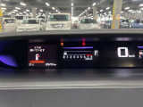 視認性に優れたメーターを採用しており、走行中でも車速や情報が分かりやすく表示されます。運転時の視線移動をむりのない範囲に抑え、快適で安心感のあるドライブをサポートします。