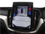 画面分割表示にも対応した360&deg;ビューカメラを搭載。狭い場所での取り回しも安心です。画面を分割することで、俯瞰画像と同時に車両前方または後方の180&deg;広角映像を表示することができます。