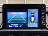 マルチビューカメラシステム搭載車です。お車の周囲を全方位でカバーします。後方・前方・両脇と、コンディションが悪い視界でもカラーモニターに映し出した映像がドライバーをサポートします。