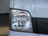 ハロゲンランプは明るさこそHID・LEDに劣りますが、「直視しても眩しいと感じないような柔らかい発光」が特徴です。
