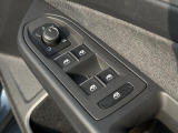 運転席ドアに集約されたパワーウィンドウスイッチで全窓をスマートに操作できます。