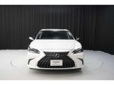 エクステリアは、一目でLEXUSとわかるスピンドルグリルを起点に、人が乗るキャビンの前後を大胆に絞り込んだ菱形のボディと力強く張り出したホイールフレアを融合させ、タイヤの存在を強調しています。