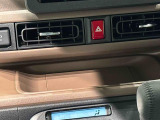 手の届くところにスマートフォン等の小物が置けるインパネセンタートレイ。置くものがなくても様になるデザイン♪