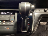 CVT車のセレクトレバーです。低速から高速まで、変速ショックのないスムーズな走りを実現するとともに、エンジン効率のよい領域を維持することで燃費にも貢献します。