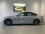BMWではロングホイールベースの採用をしており、すべての車種に適用され、走行中の安定感の向上されております。また室内空間の広さにも貢献しております。